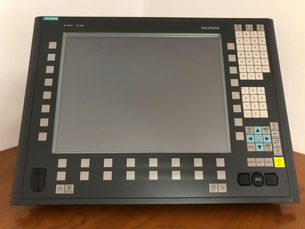 <ul>
<li>Bedientafelfront TP015 A , Panel Series P 09, 1P 6fC5203-0AF08-0AA0 , Version P</li>
<li>PCU 50 ,1,2 GHz,256 MB,WinXP Pro EmbSys, 6FC5210-0DF22-2AA0 , Version D</li>
<li>Direkttastenmodul , Profibus DP für OP01 , 1P 6FC5247-0AF11-0AA0</li>
</ul>
